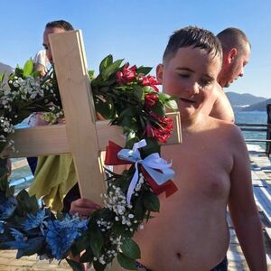 BRAVO ZA HRABROG DEČAKA! Ognjen ima 12 godina i prvi je doplivao do Časnog krsta na Zlatarskom jezeru (FOTO)