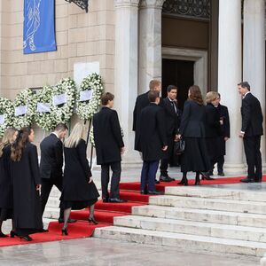 SVI GLEDAJU OVE FOTOGRAFIJE! Karađorđevići na IRENINOJ SAHRANI NA BOGOJAVLJENJE - svi gledaju kako su se OBUKLI