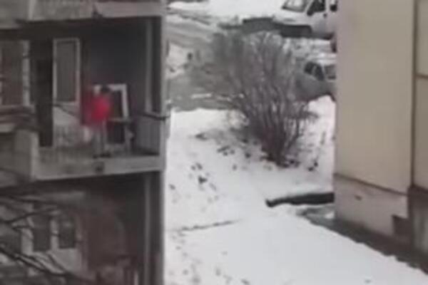 POJAVIO SE ŠOK SNIMAK BABE NA TERASI U LAZAREVCU: Ljudi u NEVERICI GLEDAJU šta radi, pa DA LI JE MOGUĆE?! (VIDEO)