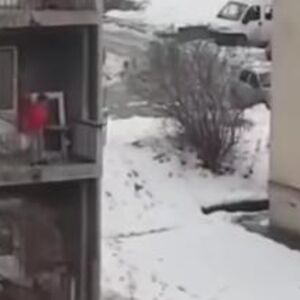 POJAVIO SE ŠOK SNIMAK BABE NA TERASI U LAZAREVCU: Ljudi u NEVERICI GLEDAJU šta radi, pa DA LI JE MOGUĆE?! (VIDEO)