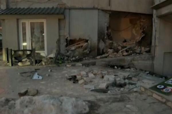 PRVE SLIKE STRAŠNE NESREĆE U ZEMUNU: Izgubio kontrolu, pa kolima razbio zid zgrade, vozač TEŠKO POVREĐEN!