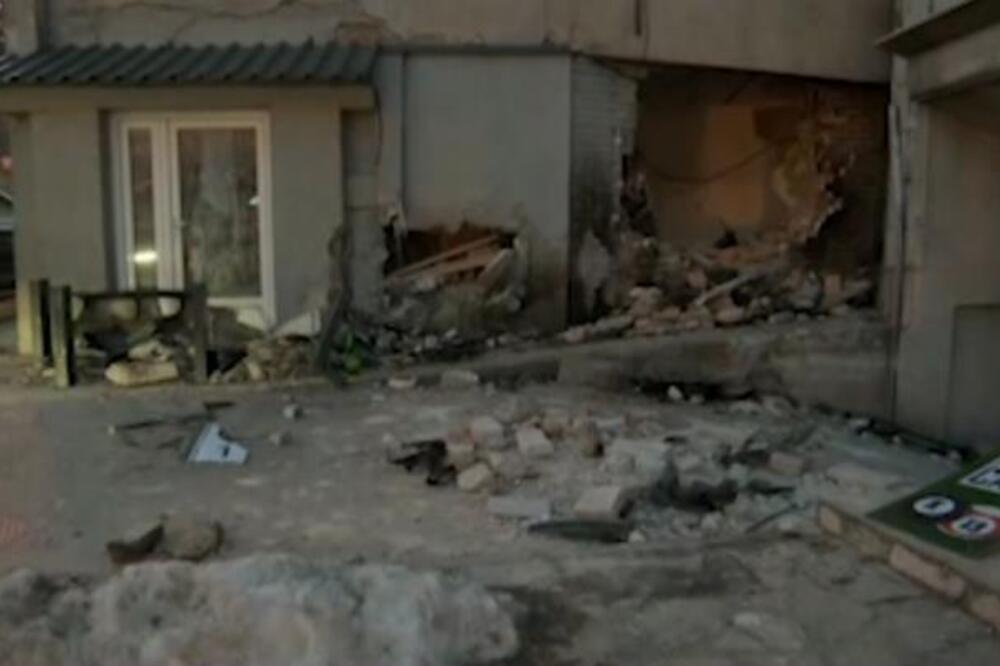 PRVE SLIKE STRAŠNE NESREĆE U ZEMUNU: Izgubio kontrolu, pa kolima razbio zid zgrade, vozač TEŠKO POVREĐEN!