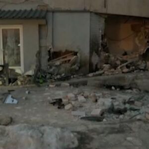 PRVE SLIKE STRAŠNE NESREĆE U ZEMUNU: Izgubio kontrolu, pa kolima razbio zid zgrade, vozač TEŠKO POVREĐEN!