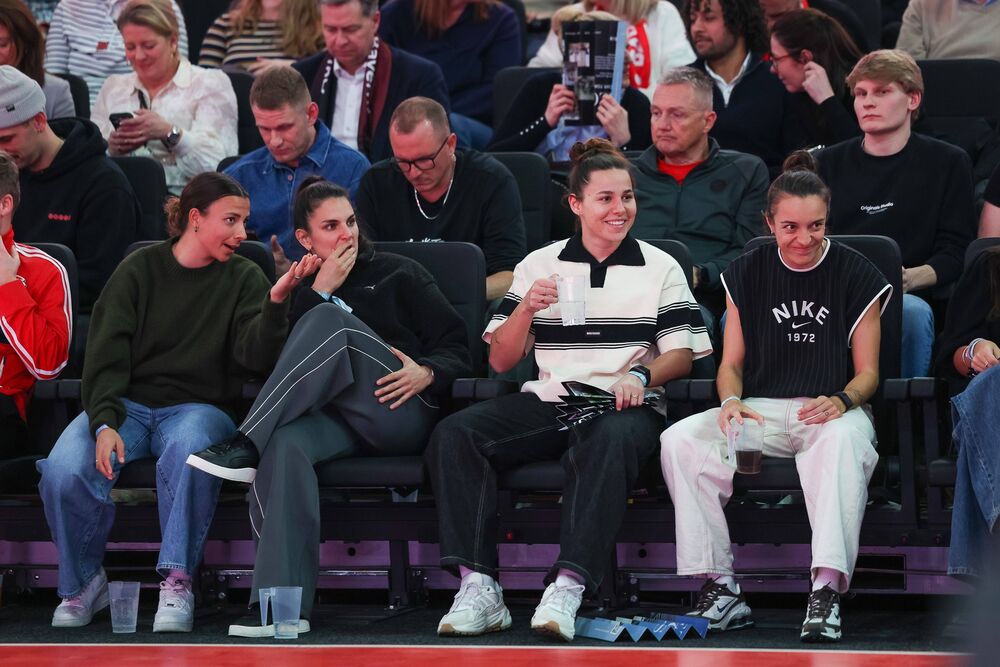 Jovana Damjanović (druga s leve strane) na utakmici Bajerna i Partizana u Minhenu u sezoni 2025/26 Evrolige