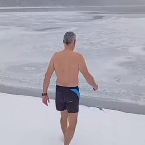 Nastavnik Srđan uradio je nešto zbog čega je cela Srbija u totalnom šoku: Na minus devet uskače u vodu, a onda...