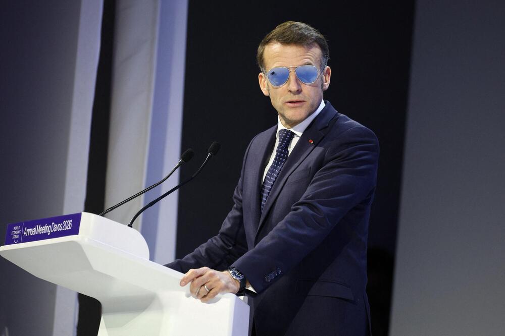 Zašto je Makron nosio plave pilotske naočare za sunce u zatvorenom? U Davosu ih nije skidao, razlog će vas ŠOKIRATI