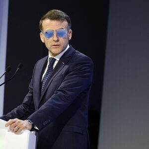 Zašto je Makron nosio pilotske naočare za sunce u zatvorenom? U Davosu ih nije skidao, a razlog će vas ŠOKIRATI!