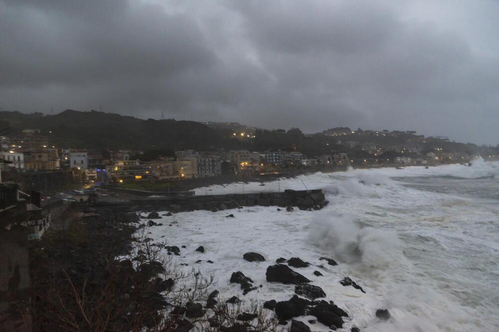 Uraganska oluja okovala Siciliju i Maltu, razorni talasi ruše sve pred sobom! Grčka na nogama, evo šta se sprema!