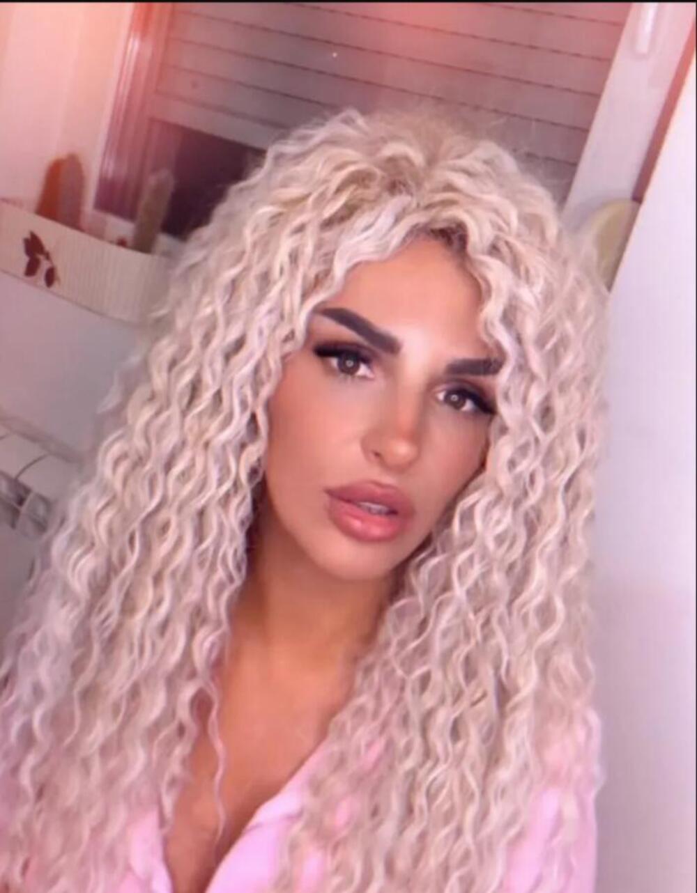 OPKORAČILA GA U TANGICAMA, ON JE JEDVA DRŽI SA 2 RUKE! Eksplicitnost na delu, sve vreme se snimali