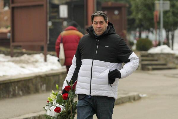 DEČKO VODITELJKE RTS-A STIGAO NA MIKINU SAHRANU! Ćutao posle vesti o smrti, a sad iznenadio POJAVOM