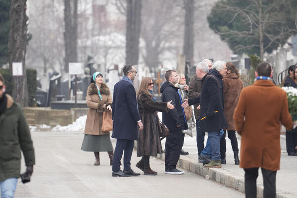 Na umrlici među ožalošćenima 2 prezimena: Jedan detalj apsolutno nikome nije mogao da promakne