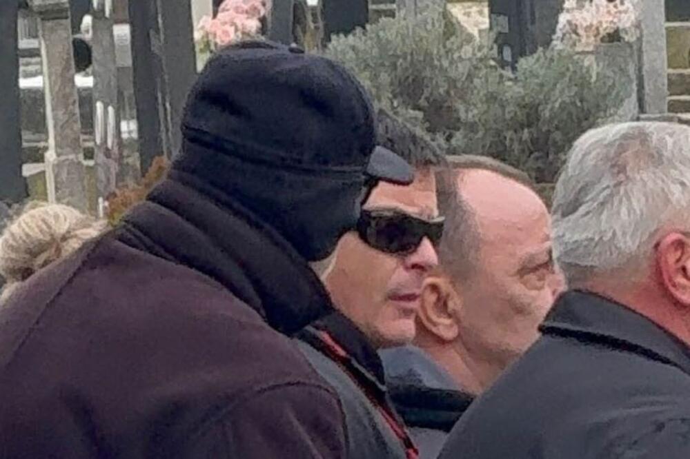 Branio ga kad je optužen za silovanje: Vuk Kostić na sahrani Mike Aleksića nosio kovčeg, kleo se u njega do kraja!