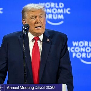 (UŽIVO) Ovo je ceo svet sa strepnjom čekao, Tramp se obraća iz Davosa! Na samom početku govora izazvao HAOS!