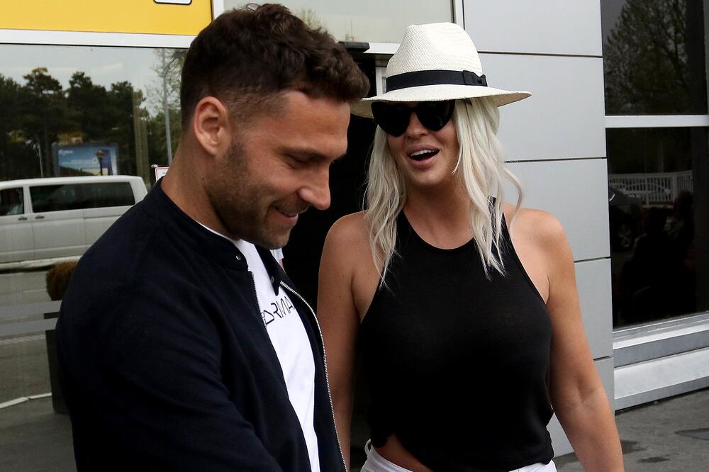 OTKRIVENO ŠTA JE KARLEUŠA RADILA DOK JE TOŠIĆ MENJAO BRAVE! Iscurio snimak na kom ONA... - skandal trese zemlju