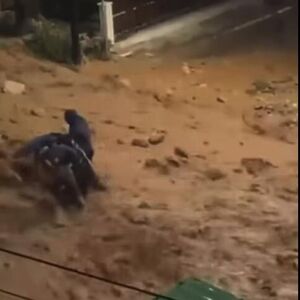 Ženu nosi bujica usled jake oluje u Grčkoj! Strašni snimci se šire mrežama, muškarci rizikovali živote da je izvuku