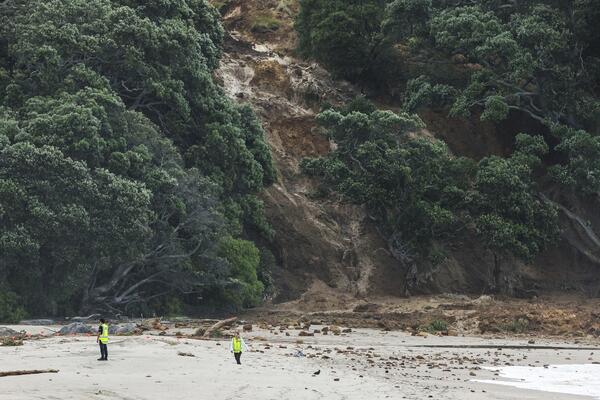 Čuju se glasovi iz ruševina! Jezivi prozori posle razornih poplava - klizište odnelo kamp, među nestalima i dete