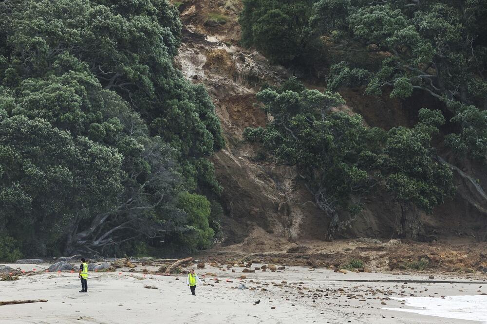Čuju se glasovi iz ruševina! Jezivi prozori posle razornih poplava - klizište odnelo kamp, među nestalima i dete