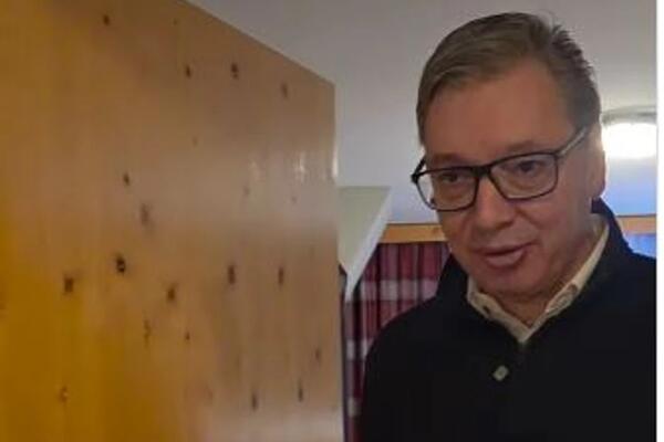 KREVET JE MALO KRATAK, NAMEŠTAJ JE IKEA STIL: Vučić pokazao u kakvoj sobi spava u Klostersu kod Davosa! (VIDEO)