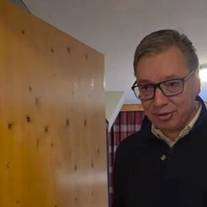 KREVET JE MALO KRATAK, NAMEŠTAJ JE IKEA STIL: Vučić pokazao u kakvoj sobi spava u Klostersu kod Davosa! (VIDEO)