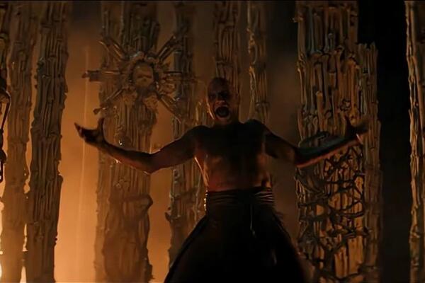 RALF FAJNS POLUGO IGRA UZ PESMU BENDA "IRON MAIDEN" MEĐU LJUDSKIM KOSTIMA: Neverovatne reakcije, KAPA, DOLE! VIDEO