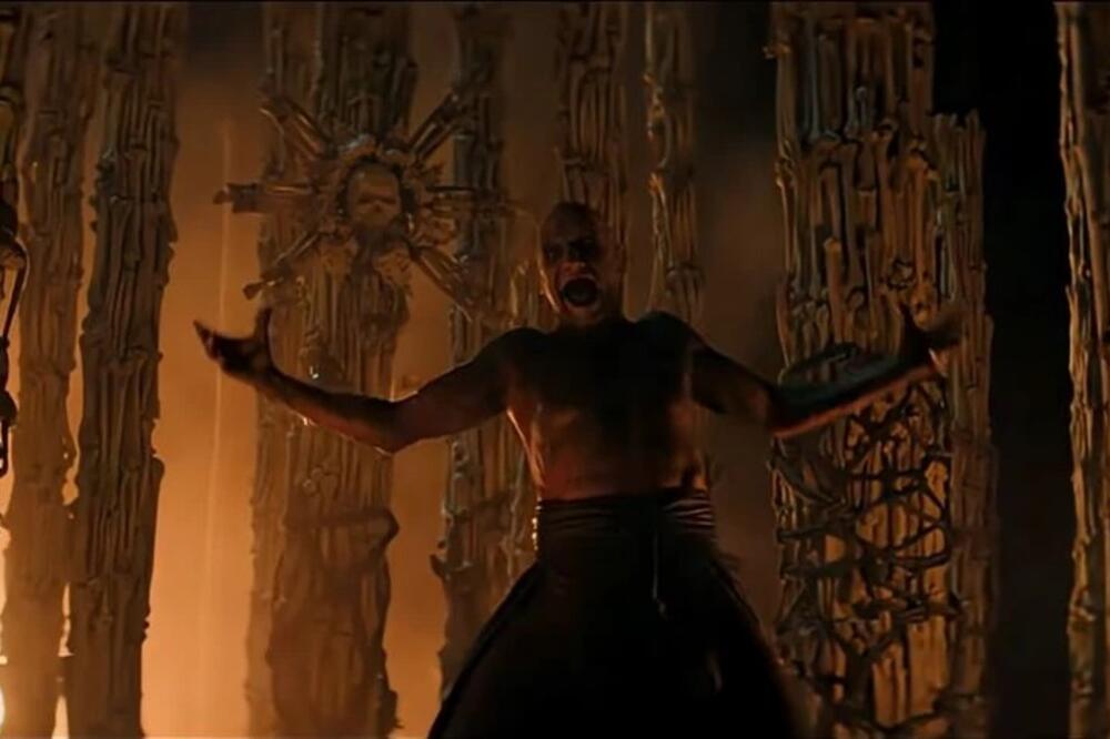 RALF FAJNS POLUGO IGRA UZ PESMU BENDA "IRON MAIDEN" MEĐU LJUDSKIM KOSTIMA: Neverovatne reakcije, KAPA, DOLE! VIDEO