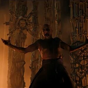 RALF FAJNS POLUGO IGRA UZ PESMU BENDA "IRON MAIDEN" MEĐU LJUDSKIM KOSTIMA: Neverovatne reakcije, KAPA, DOLE! VIDEO