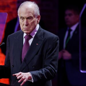 Ovo je misteriozni moćnik koji je Trampu šapnuo samo jednu reč: Sada se saznalo i koja je, sve je promenio