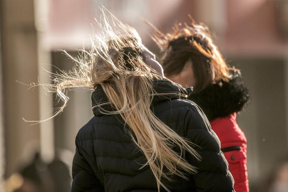 Olujni vetar udara svom silinom nad ovim delovima Srbije: Nosi sve pred sobom, a evo kada će da oslabi!