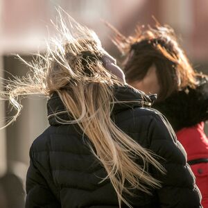 Olujni vetar udara svom silinom nad ovim delovima Srbije: Nosi sve pred sobom, a evo kada će da oslabi!