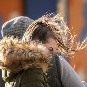 DANAS OBLAČNO, ALI KONAČNO TOPLIJE VREME: Popodne kreće VETAR da jača, a za vikend će dostići brzinu od 100 km/h!
