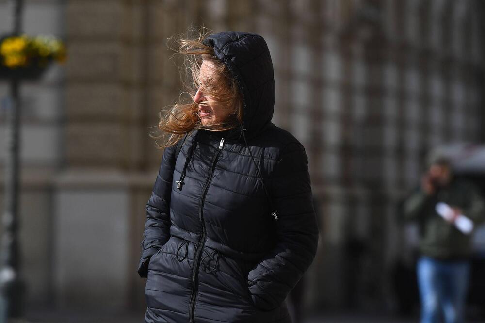 DANAS TOPLIJE VREME, A POPODNE NAM STIŽE NOVO NAOBLAČENJE SA KIŠOM: Biće 10 stepeni, ali će vetar "nositi glave"!