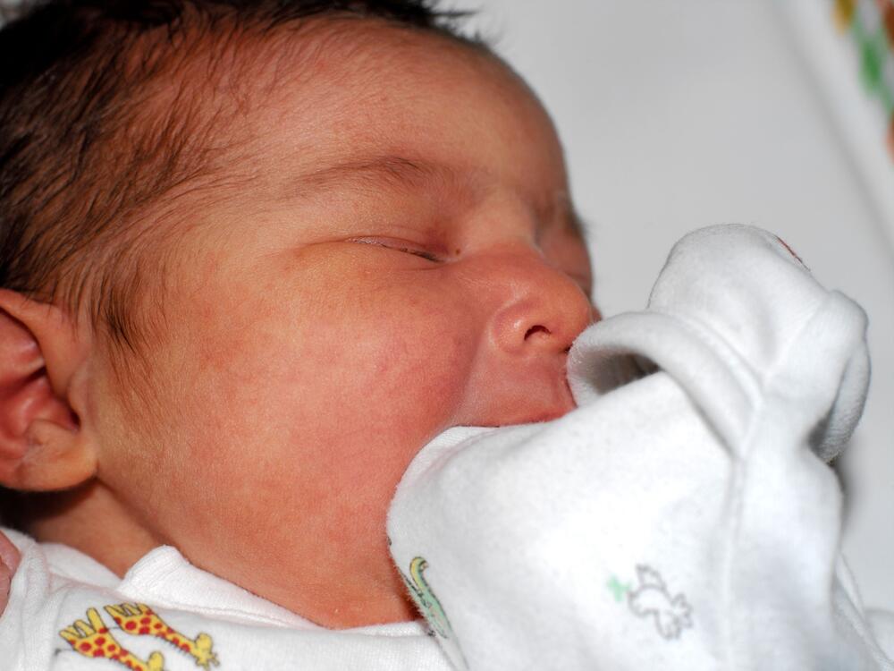 Mala beba spava na krevetu