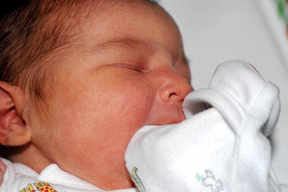 Beba sa znacima trovanja dovedena u KC Niš: Simptomi se pojavili tokom boravka u vrtiću, umesto vode popila benzin?