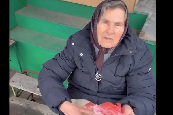 BAKA (83) NA PIJACI KRPI KRAJ SA KRAJEM: Tokom zime prodaje čarape da bi preživela, njen snimak RASPLAKAO SRBIJU!