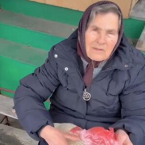 BAKA (83) NA PIJACI KRPI KRAJ SA KRAJEM: Tokom zime prodaje čarape da bi preživela, njen snimak RASPLAKAO SRBIJU!