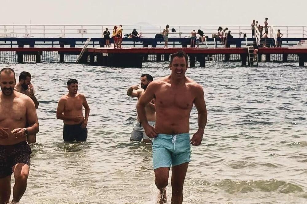 Srpkinje na aparatima zbog voditelja RTS-a: Skinuo se i pokazao mišićavo telo, kakva zver, nijedna mu ne bi odolela