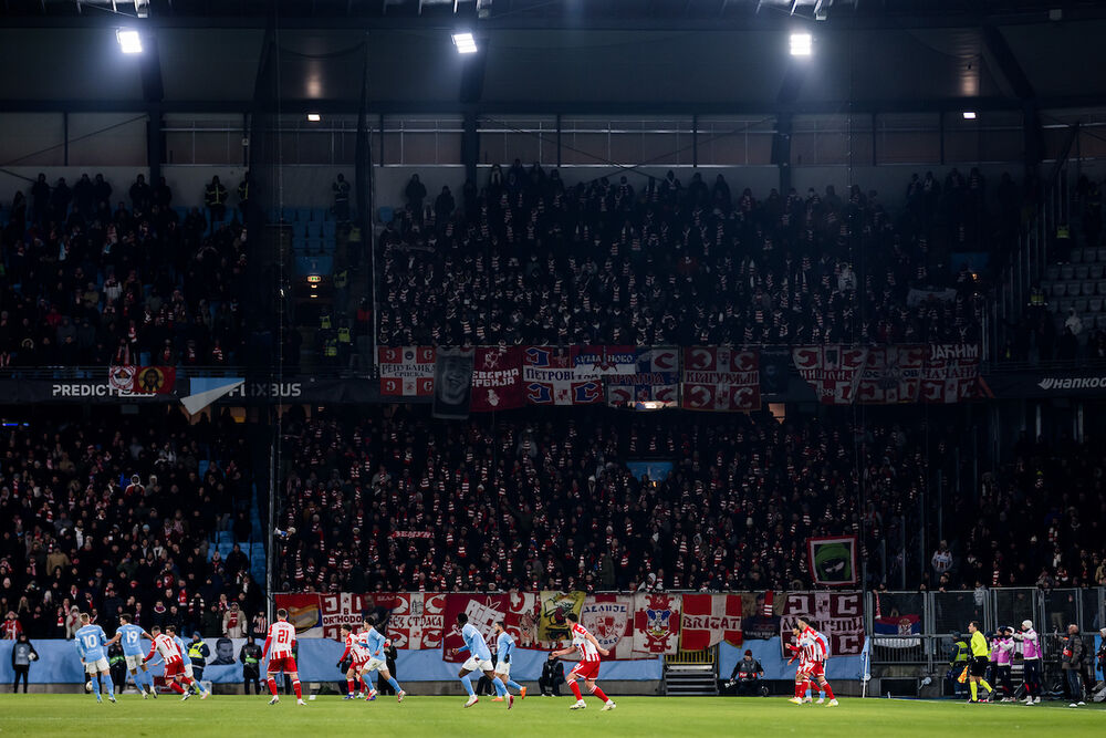 Pogled na tribinu gde su se nalazili navijači Crvene zvezde u Malmeu u sezoni 2025/26 Lige Evrope