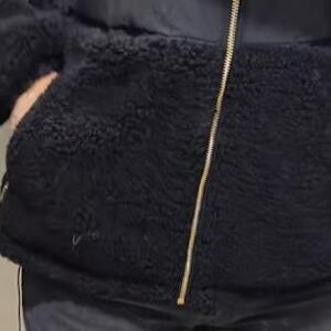 Hrvatica usred radnje zavukla ruku u jaknu i tamo našla pravi užas: I prodavačica se sledila u mestu od prizora