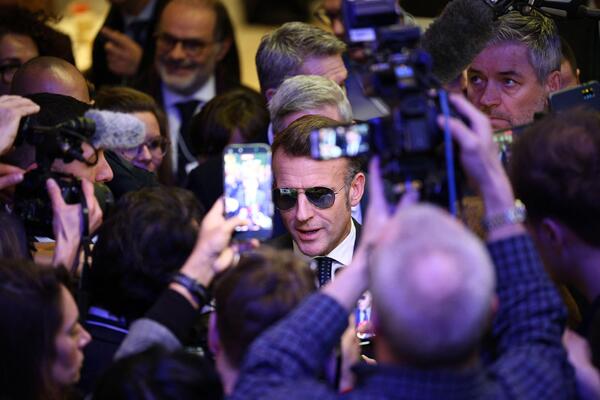 LJUDI TRČE NA SVE STRANE DA KUPE NAOČARE KOJE JE MAKRON NOSIO: Akcije na berzi EKSPLODIRALE, srušene web stranice!