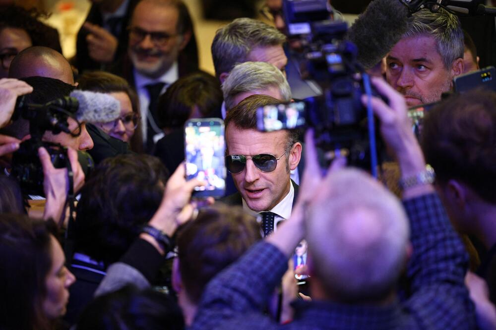 LJUDI TRČE NA SVE STRANE DA KUPE NAOČARE KOJE JE MAKRON NOSIO: Akcije na berzi EKSPLODIRALE, srušene web stranice!