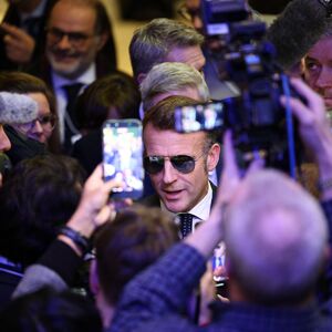 LJUDI TRČE NA SVE STRANE DA KUPE NAOČARE KOJE JE MAKRON NOSIO: Akcije na berzi EKSPLODIRALE, srušene web stranice!