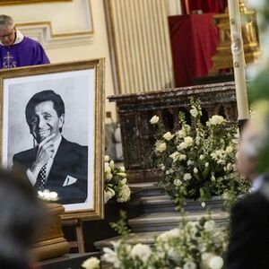 SAHRANJEN ČUVENI VALENTINO! Na hiljade ljudi OKUPIRALO Rim, a ONA se pojavila U CRVENOM