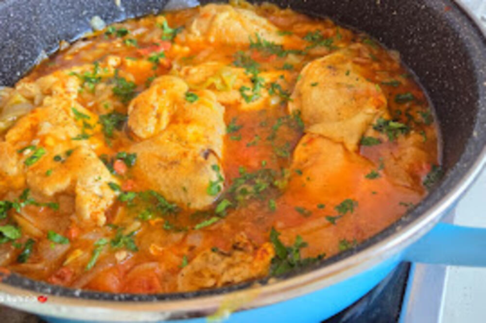 Piletina u saftu od luka: Majstorski recept prste da poližete, po meri najvećih gurmana, ko proba neće se pokajati