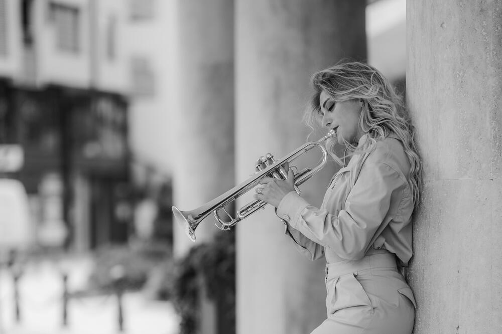 U znaku tradicije i kulture: Srpska muzika i Danijela Veselinović na proslavi Srpske Nove godine u Njujorku