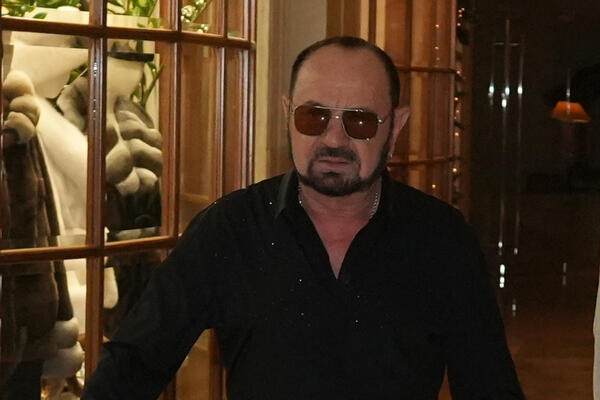 I šalterske šlužbenice se krste kada vide koja cifra mu leže na račun: Pola veka peva, a evo kolika mu je penzija