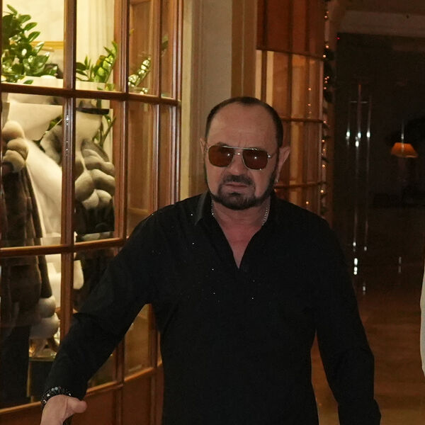 I šalterske šlužbenice se krste kada vide koja cifra mu leže na račun: Pola veka peva, a evo kolika mu je penzija