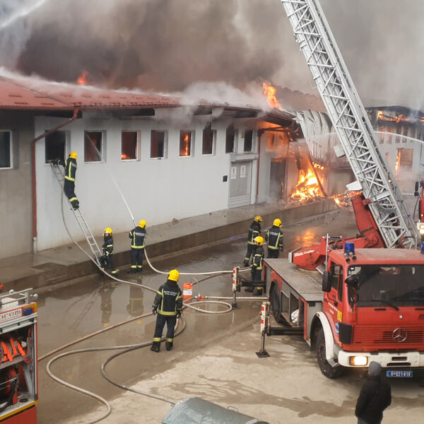 Izbio požar u bivšoj fabrici: Burna noć u Zaječaru