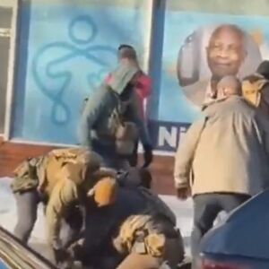 AGENTI UPUCALI MUŠKARCA NASRED ULICE: Horor snimak zaprepastio mnoge, ljudi VRIŠTALI U PANICI! (VIDEO)