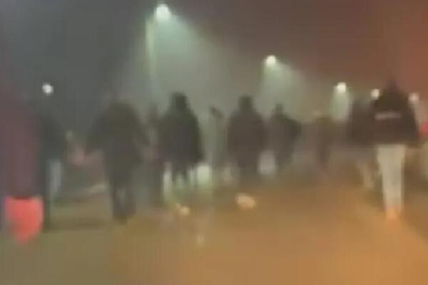Torcida napala Delije kod Tuzle dok su se vraćali iz Malmea! Povređene 23 osobe! (Video)
