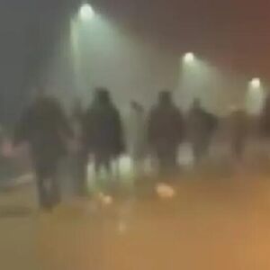 Torcida napala Delije kod Tuzle dok su se vraćali iz Malmea! Povređene 23 osobe! (Video)